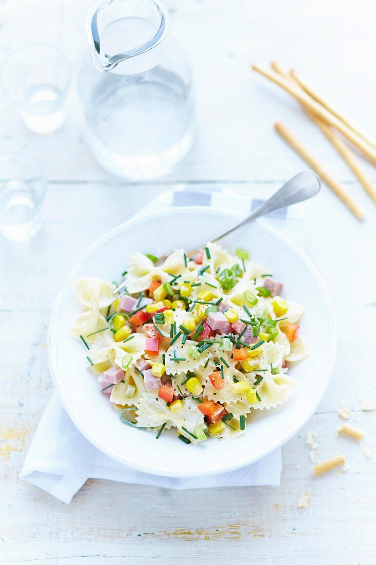 Nudelsalat mit Farfalle, Schinkenwürfeln und Mais