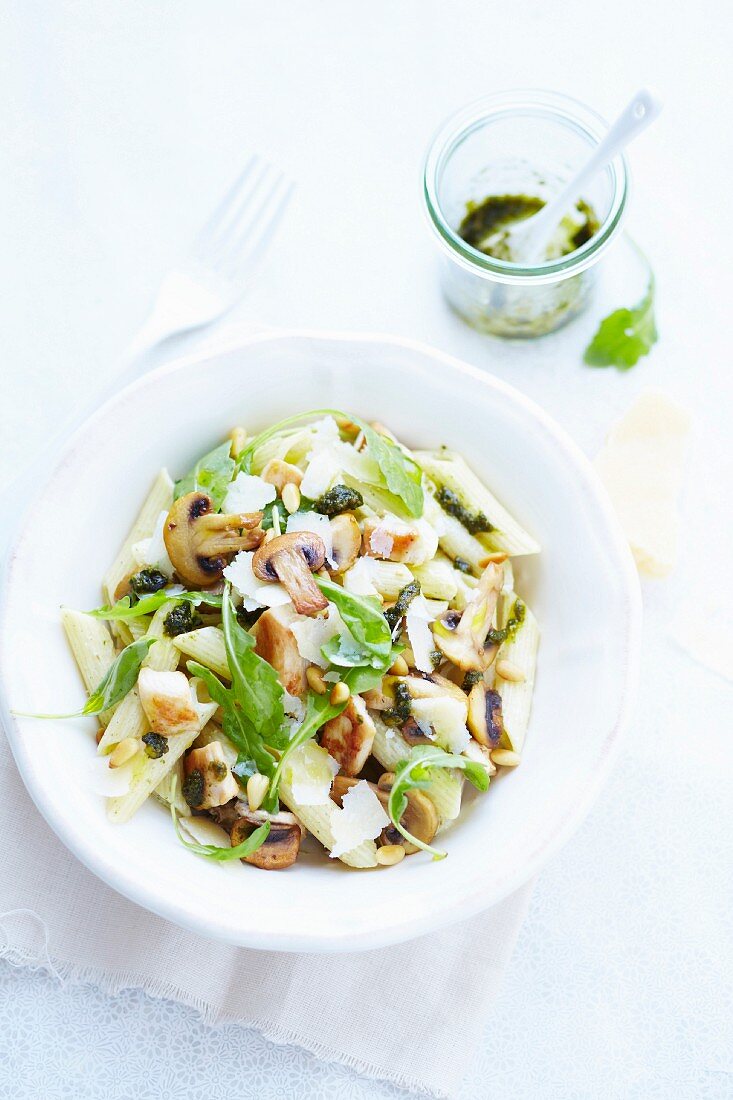 Nudelsalat mit Penne, Pesto, Hähnchen und Pilzen