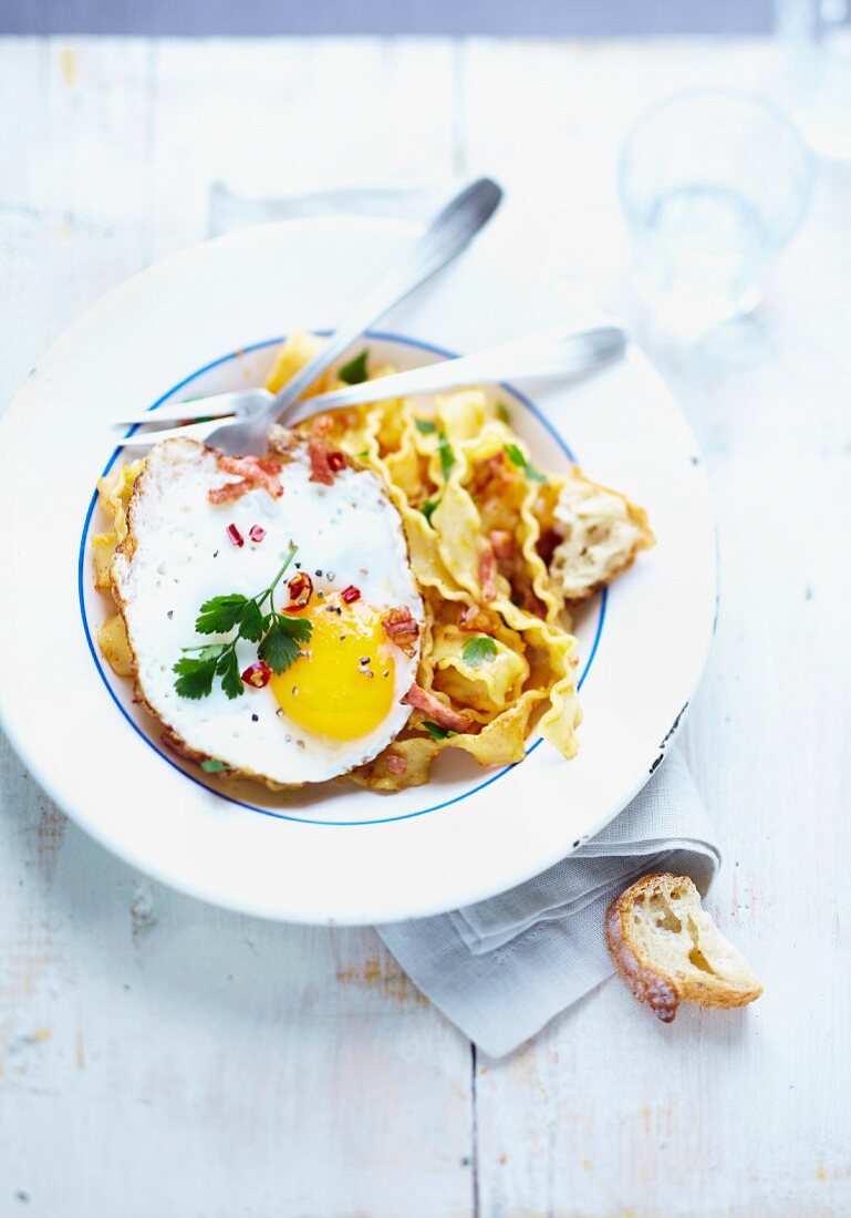Pasta with peppers and fried egg