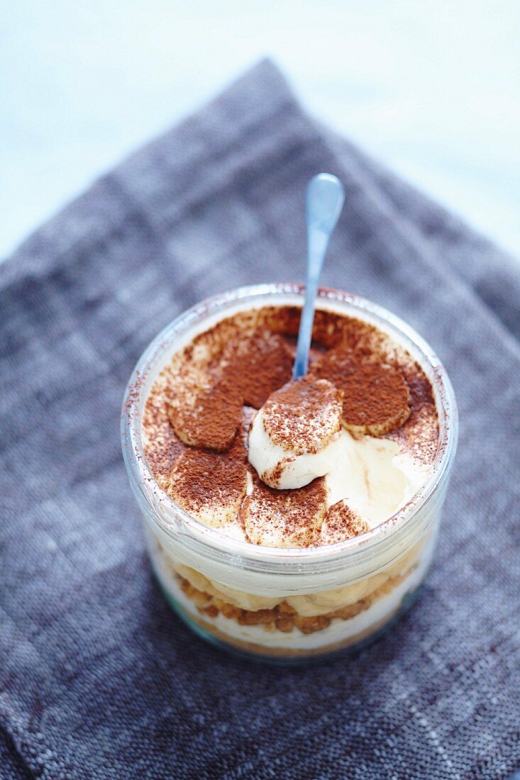 Bananen-Tiramisu mit Frischkäse und Kakaopulver