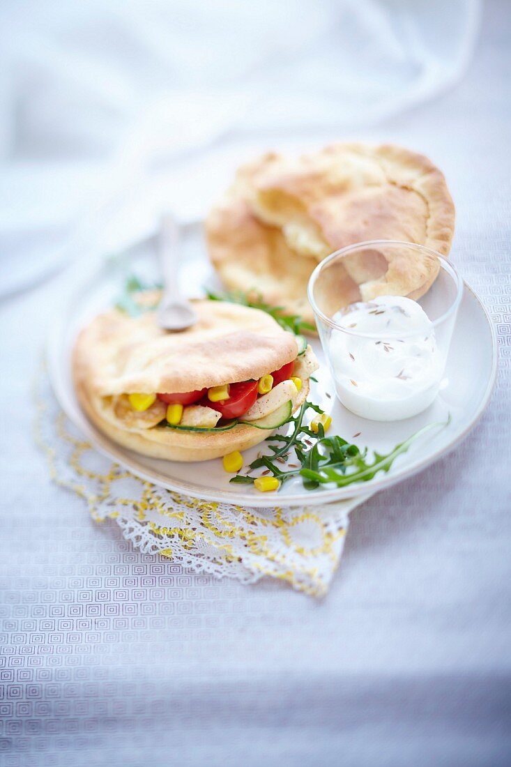 Pita bread with chicken served with fromage blanc and quark cream