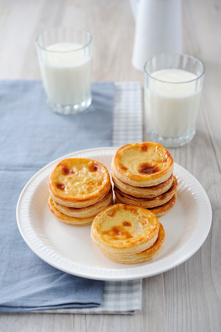 Niflettes (puff pastry cream cakes, France)