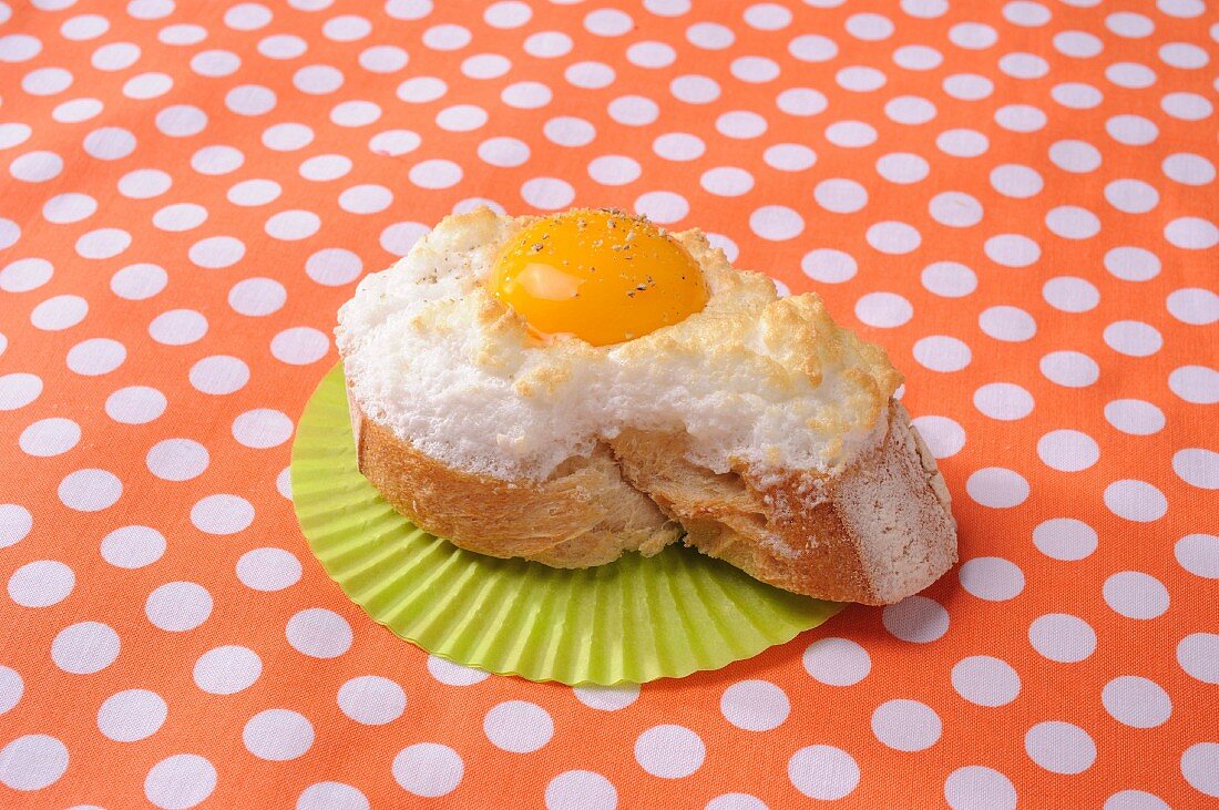 Weißbrot mit Wölkchen aus Ei