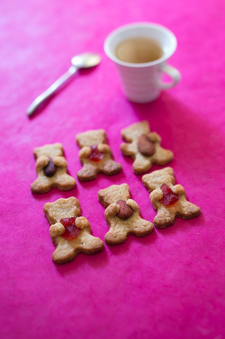 Almond and candied fruit shortbread bears