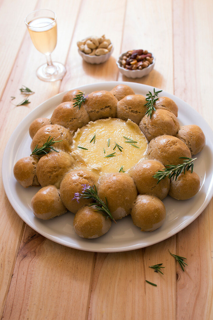 Flower-shaped bread with a Camembert center