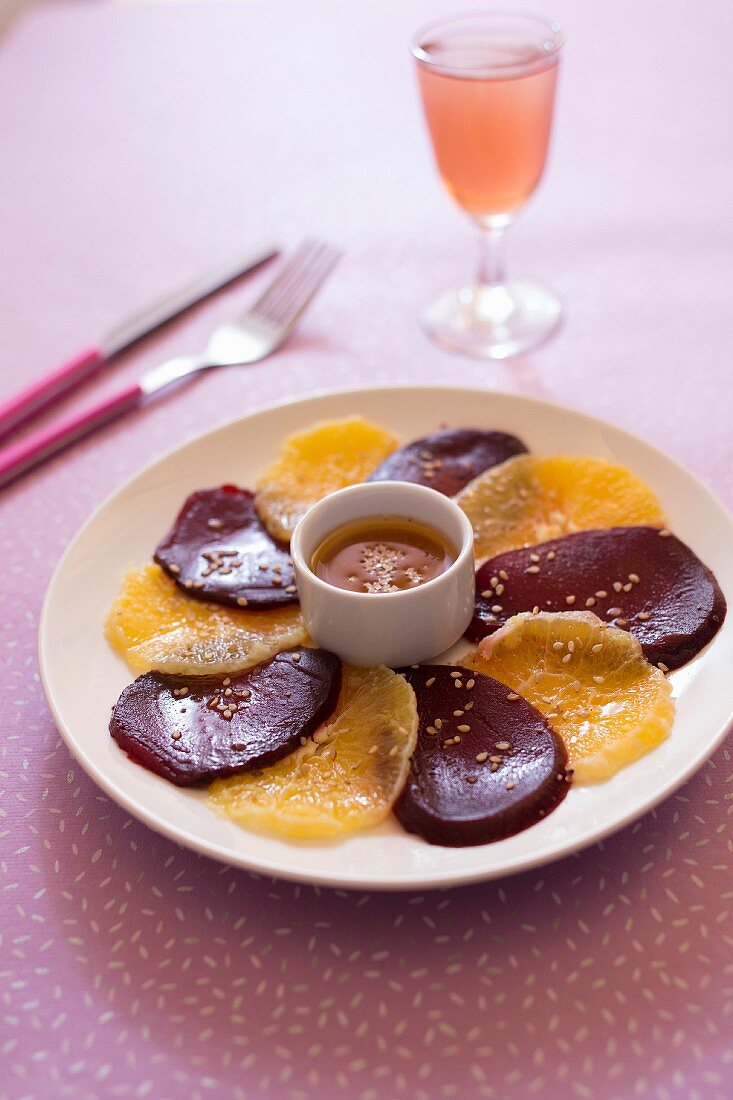 Rote-Bete-Orangen-Carpaccio, Vinaigrette mit Sesam und Haselnussöl