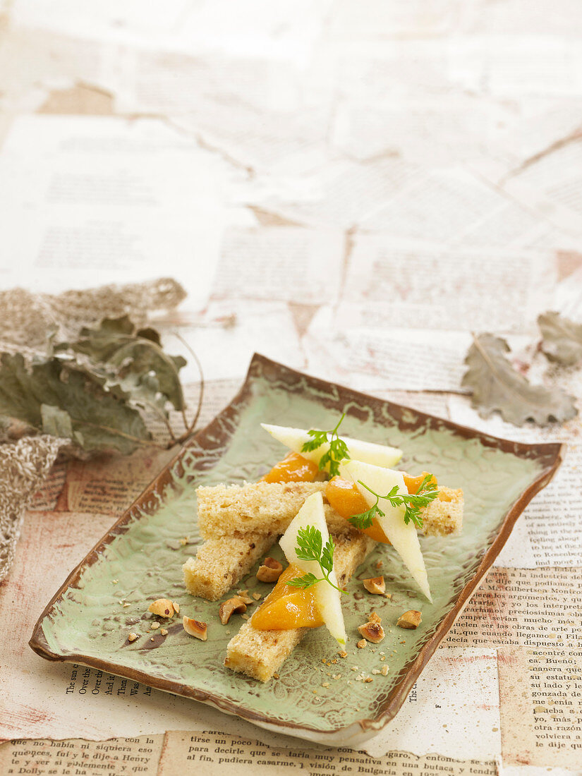 Mandelbiskuitgebäck mit Kaki und Apfel