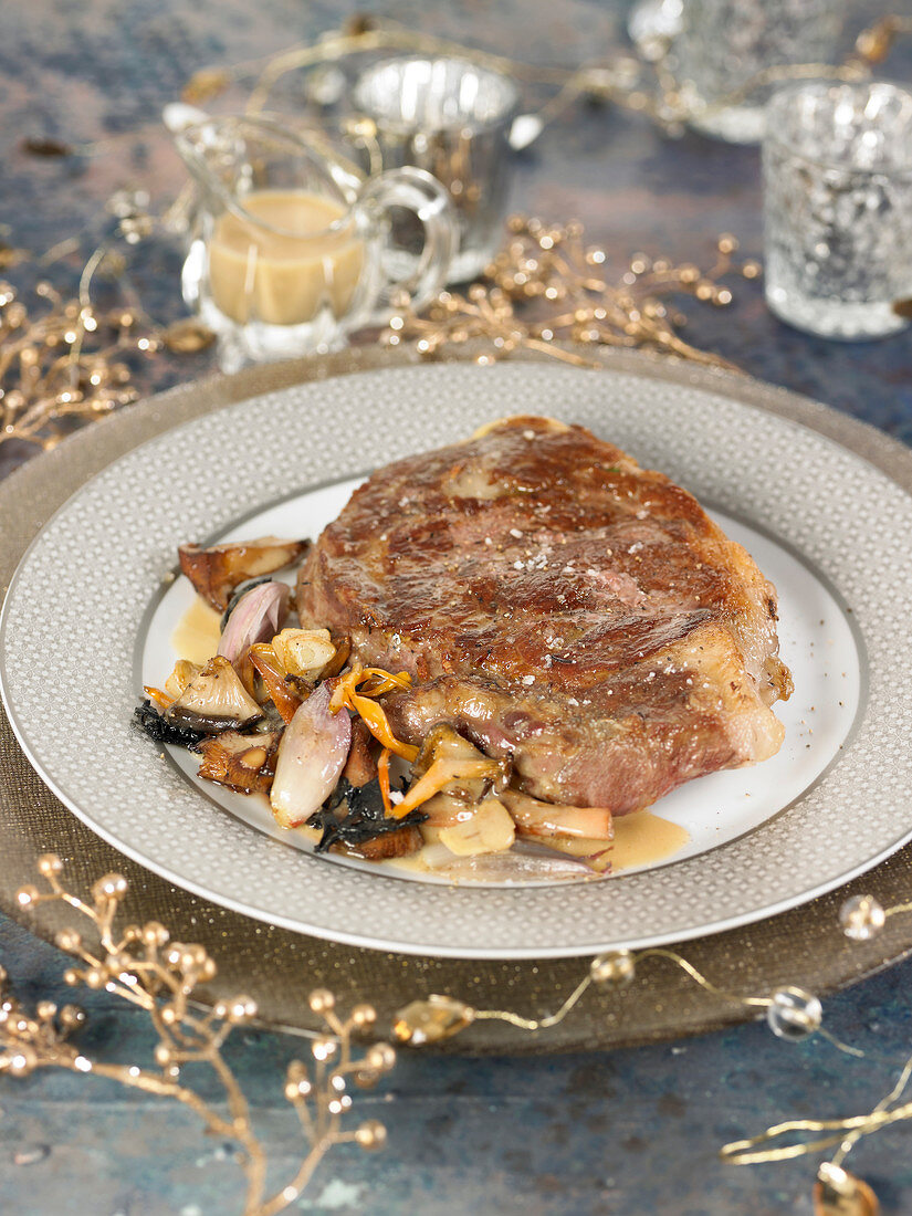 Braised veal entrecôte with mushrooms and shallots