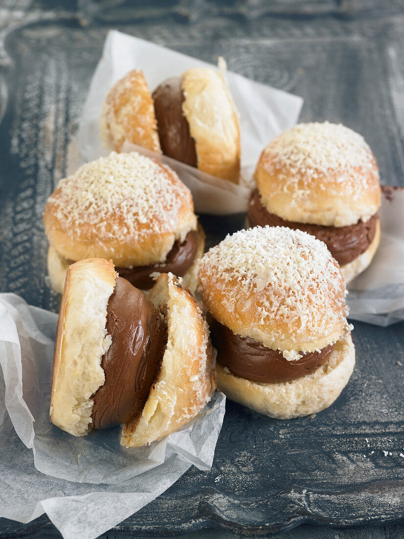 Gefüllte Briocheküchlein mit Schokoladencreme