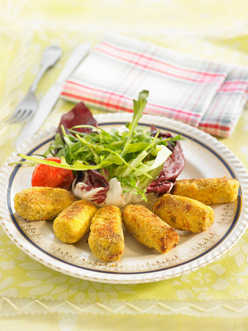 Käsekroketten mit gemischtem Salat