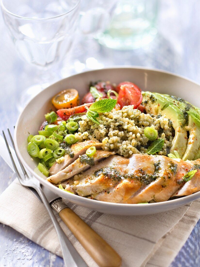 Bulgursalat mit Hähnchen, Kirschtomaten, Avocado und Minzepesto-Sauce