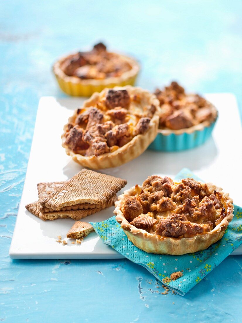 Small apple and crumbled tea biascuit pies
