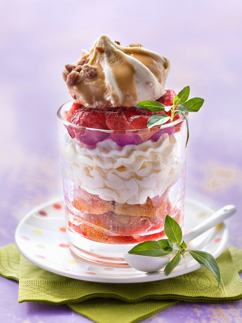 Erdbeermousse und Erdbeertatar mit Limetten-Frischkäse im Glas