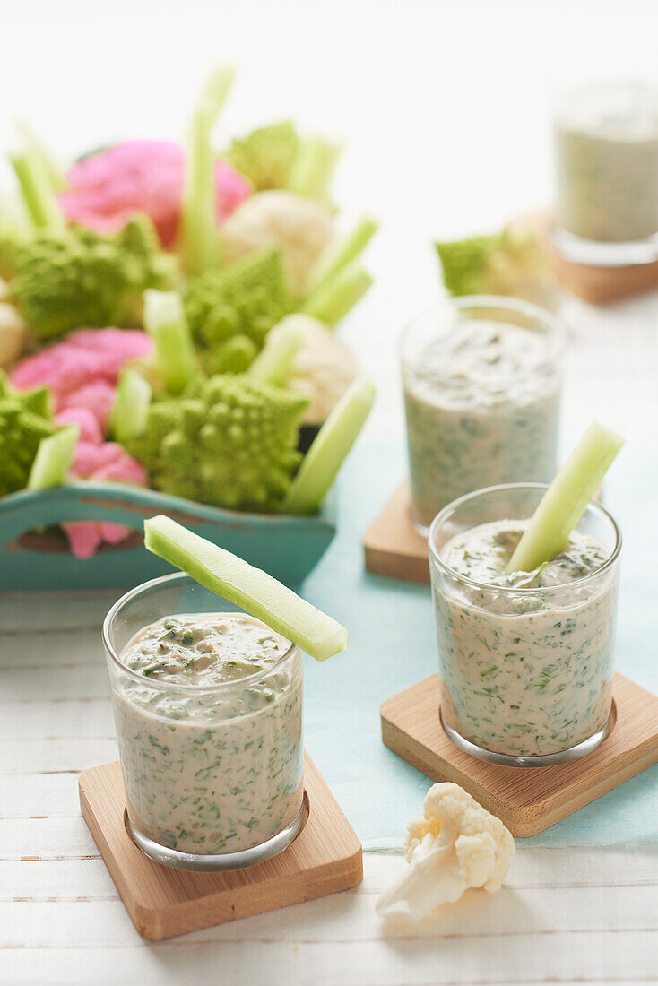 Dip aus Sojajoghurt mit Kräutern und Thunfisch (laktosefrei)