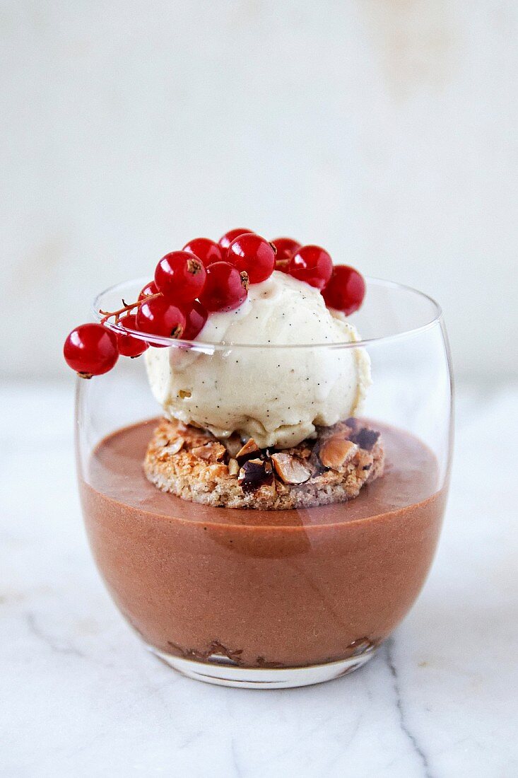 Schokoladendessert mit Vanilleeis im Glas