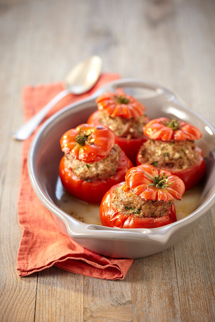 Tomaten, gefüllt mit Hackfleisch und Mozzarella