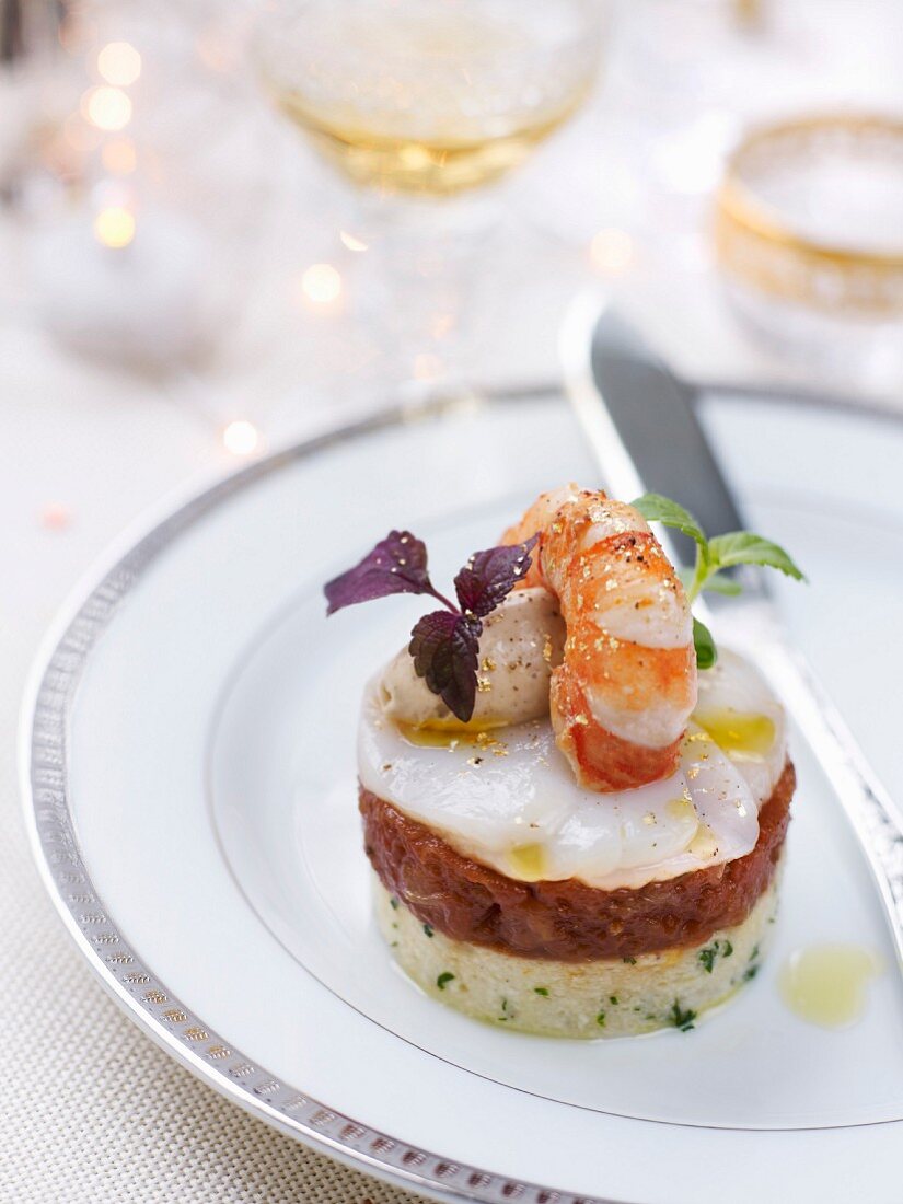 Millefeuille mit Jakobsmuschel-Kräuter-Küchlein, Tomaten-Concassée und Jakobsmuschel-Carpaccio mit Gambas