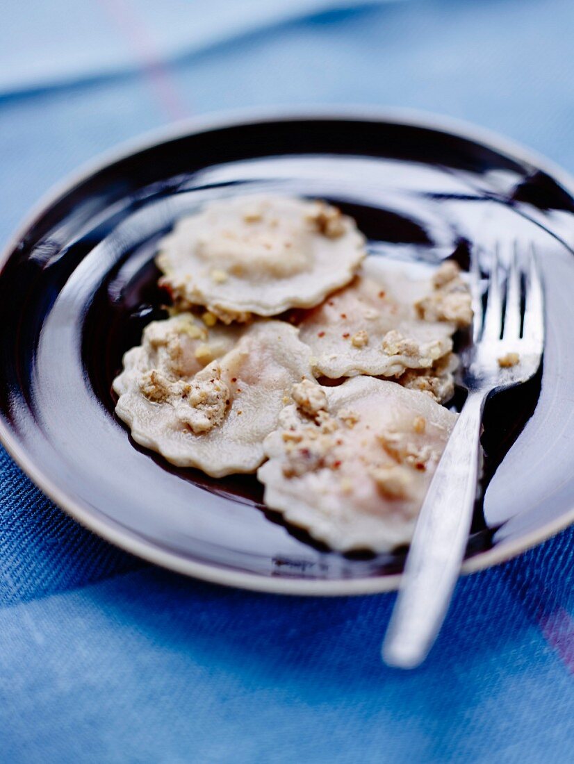 Buchweizen-Ravioli mit Kürbis, Walnusssauce