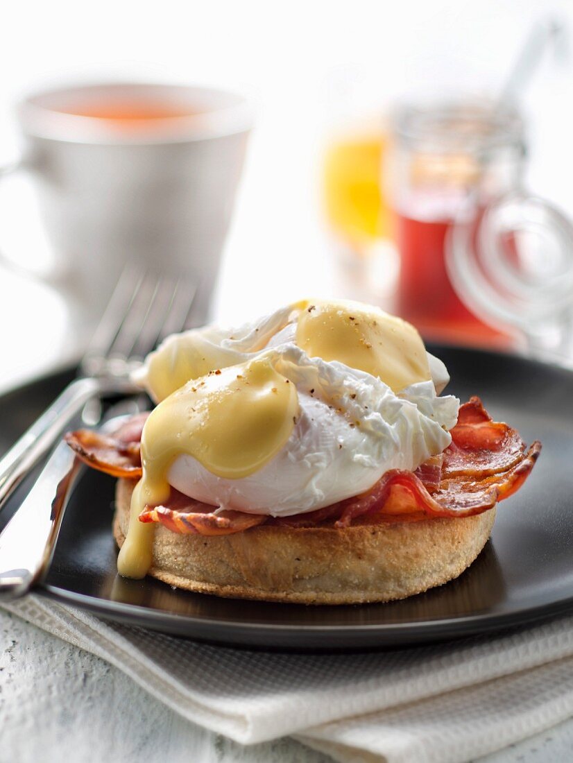 Eier Benedict (pochierte Eier mit Sauce Hollandaise auf englischem Muffin, USA)