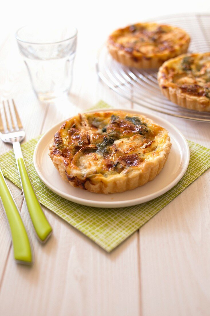 Mini-Quiche mit Brennessel und Ziegenkäse