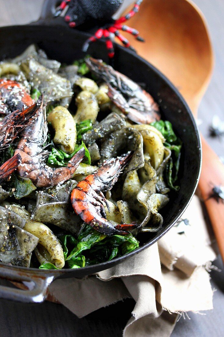 Pan-fried squid ink lasagnelles with spinach and shrimps