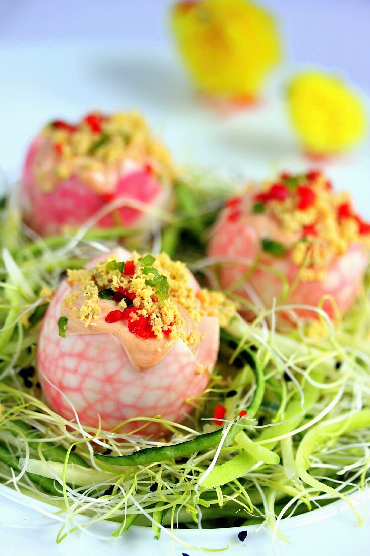 Marmorierte Eier nach Art Ei Mimosa auf Zucchini-Sprossen-Bett