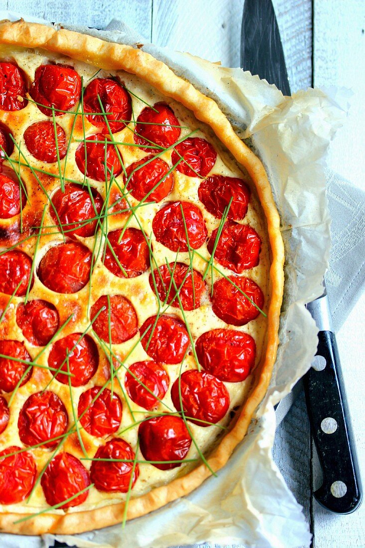 Kirschtomaten-Tarte mit Ziegenfrischkäse und Schnittlauch