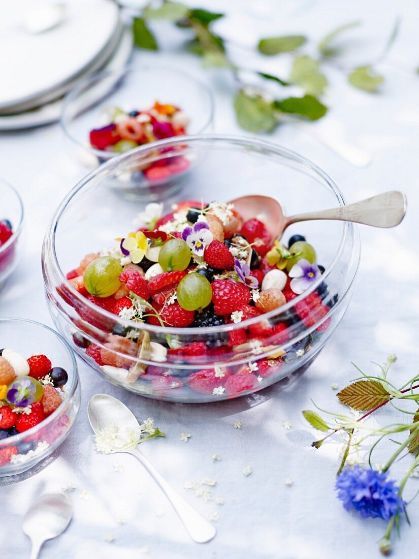 Fruchtsalat mit frischen Beeren