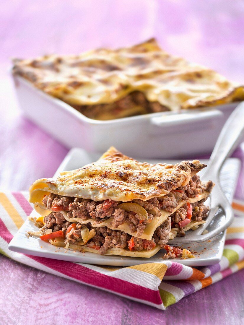 Spicy beef, pepper and red onion lasagnes