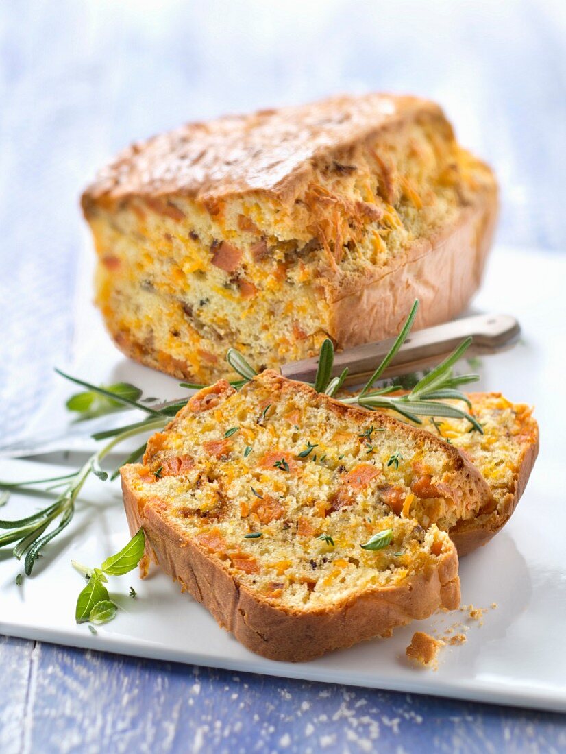 Herzhafter Kastenkuchen mit Süsskartoffeln und Mimolette-Käse