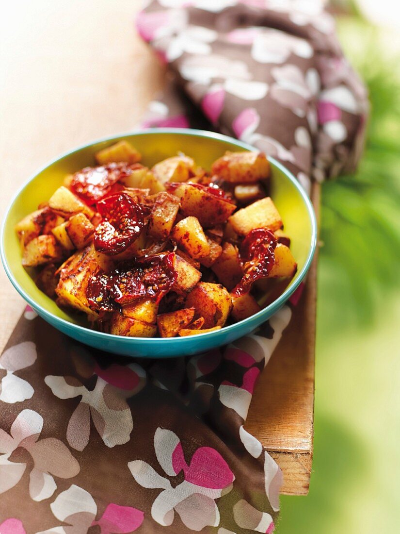 Bratkartoffeln mit eingelegten Tomaten