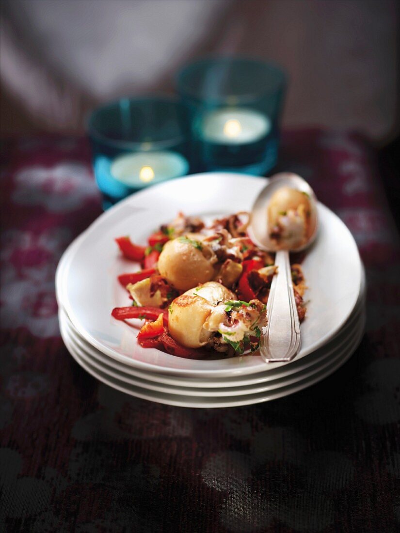 Gefüllte Tintenfische mit frischen Kräutern vom Plancha-Grill und gebratene rote Paprika