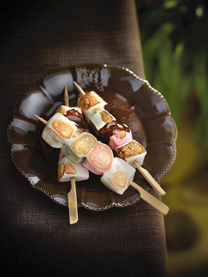 Marshmallow-Spiesse vom Plancha-Grill mit Schokoladensauce
