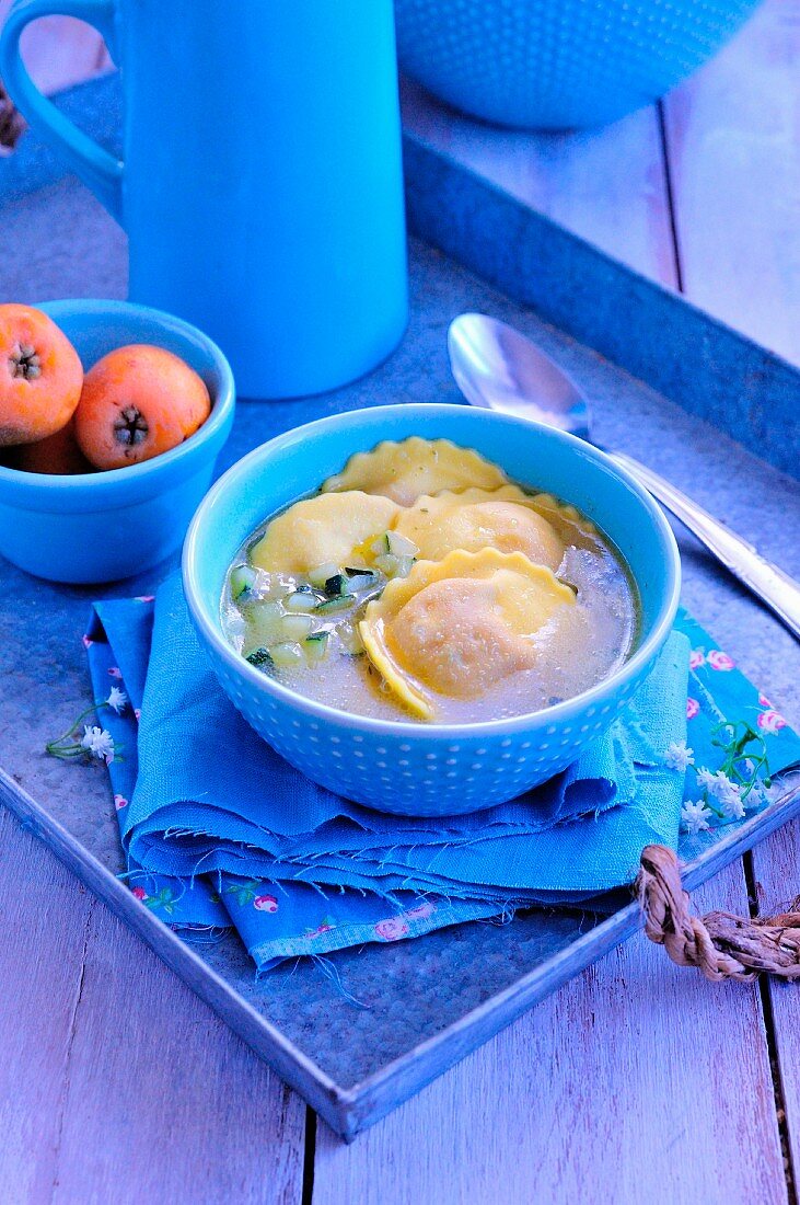 Helle Chorba-Suppe mit Zucchini und Ravioli