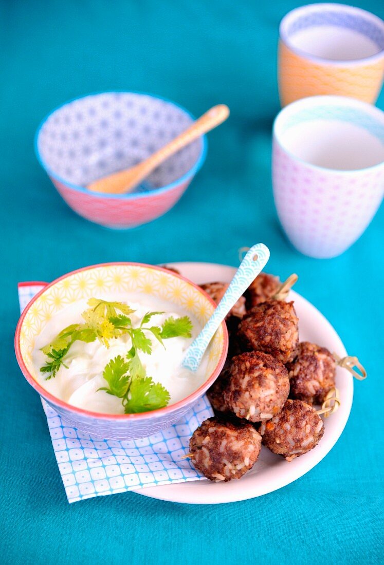 Lammfleischbällchen mit Reis und Koriander, Joghurtsauce