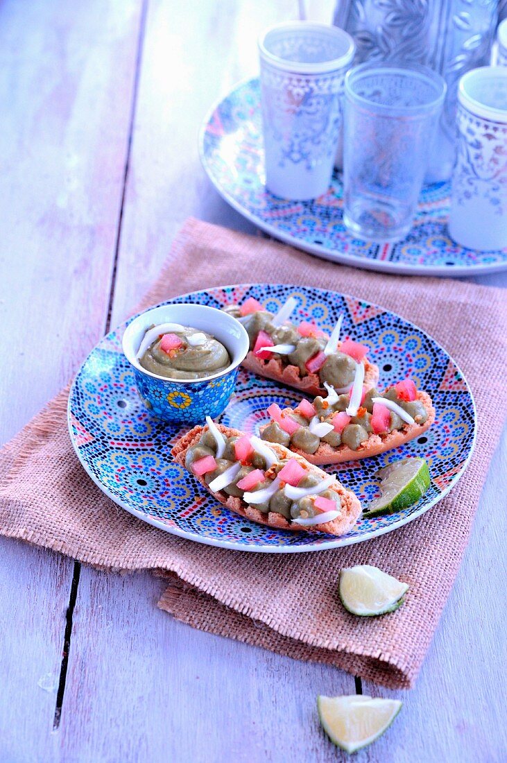 Knusprige Brötchen mit Guacamole auf marokkanische Art