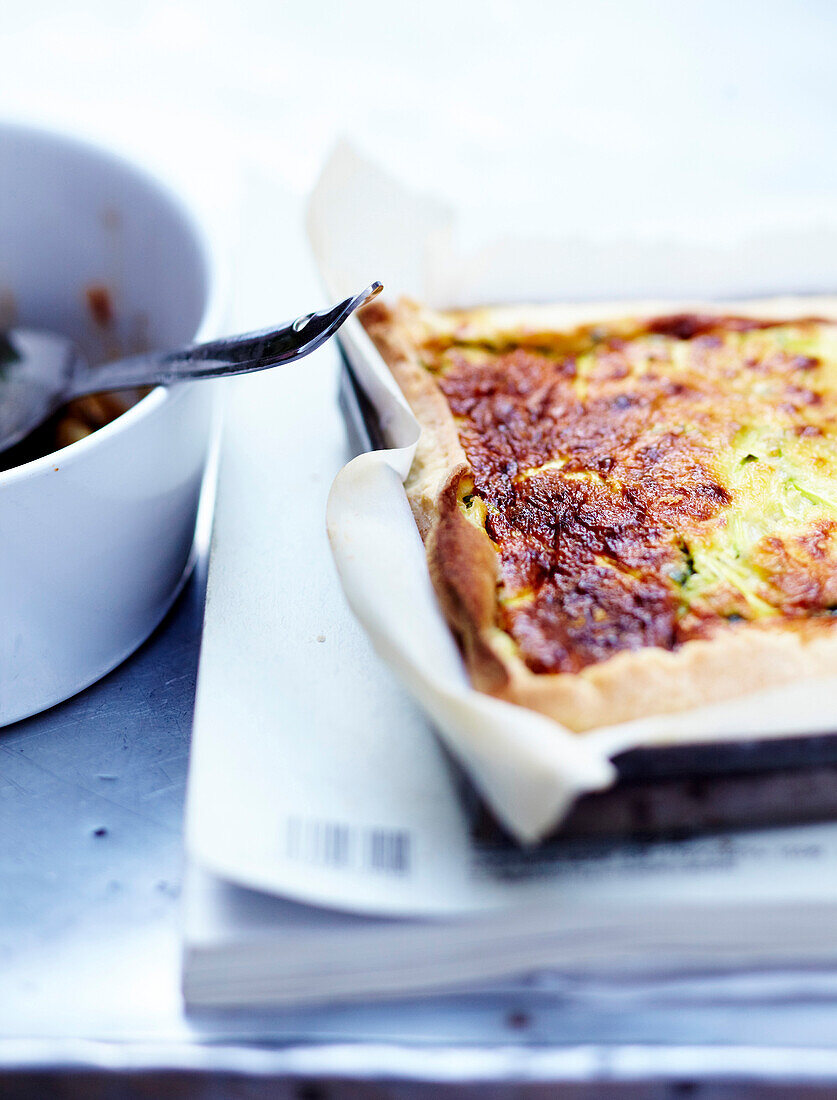 Quiche vom Blech mit Zucchini und Kochschinken