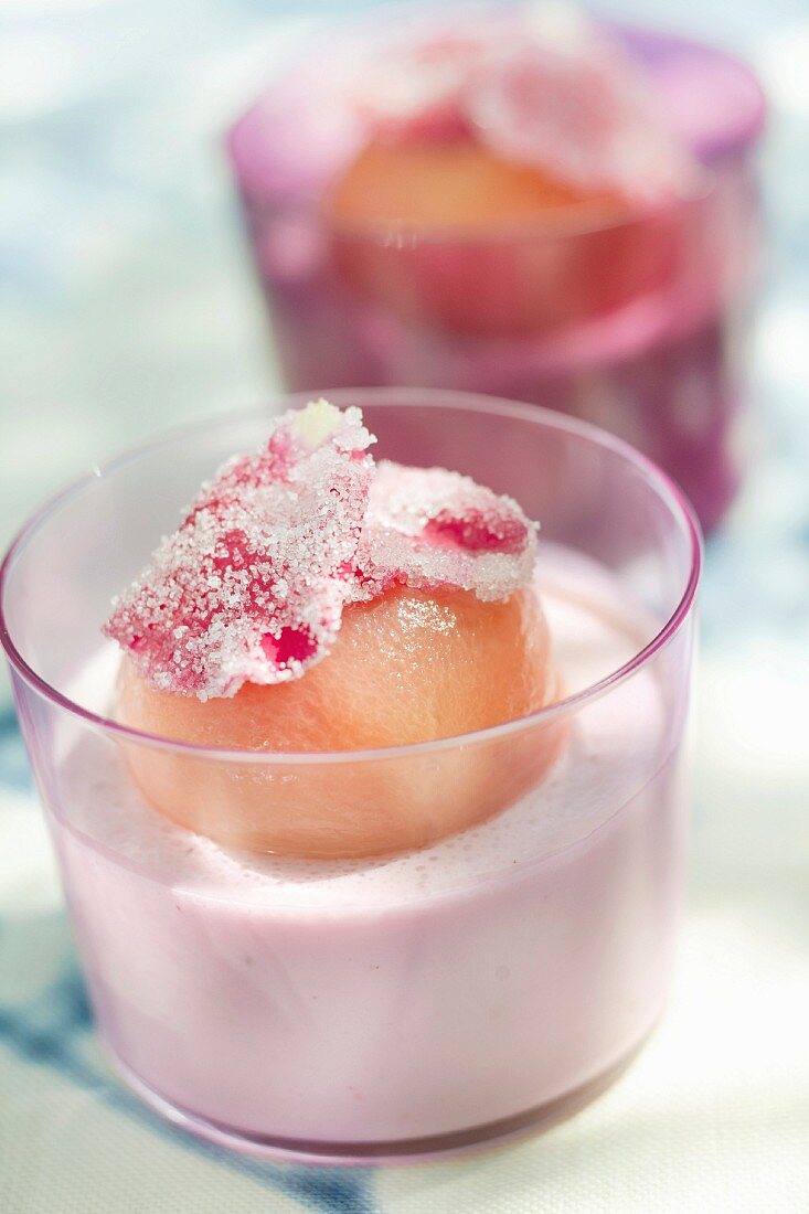 Mascarpone-Mousse mit Erdbeeren, pochierten weissen Pfirsichen und kandierten Rosenblüten