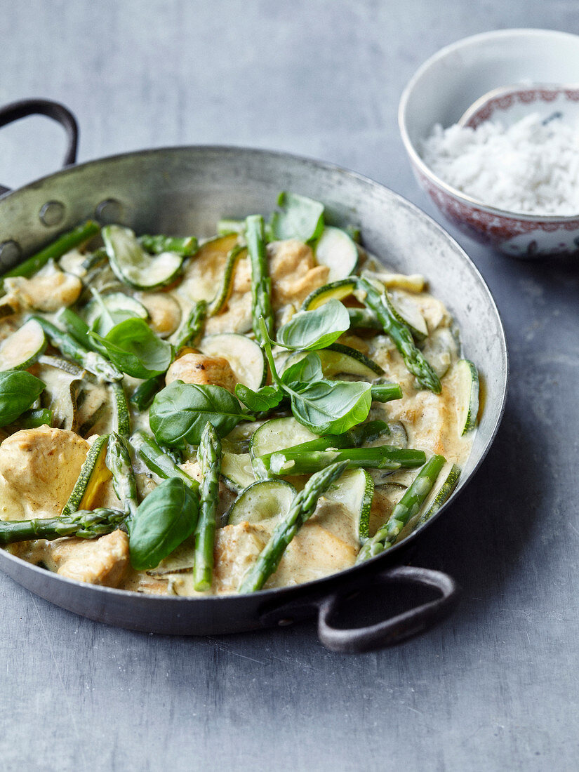 Hühnercurry mit Kokosmilch, grünem Spargel, Zucchini und Basilikum (Asien)