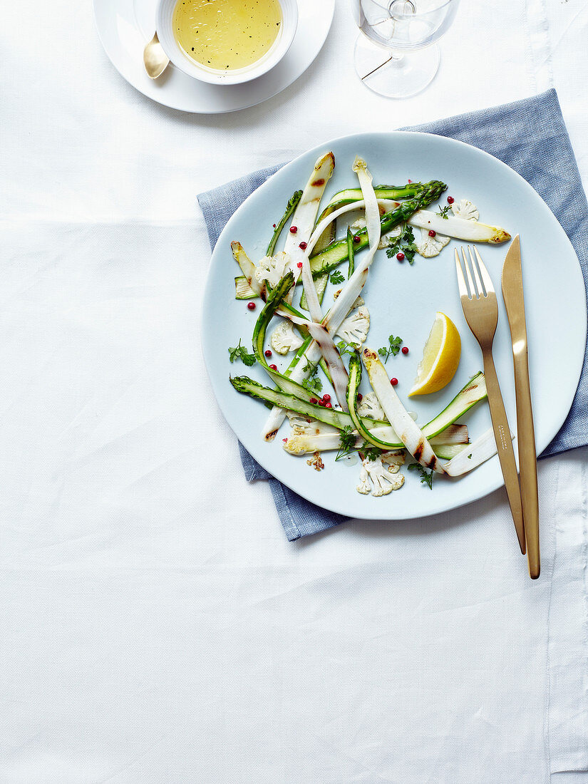 Gegrillte Spargel- und Blumenkohlstreifen mit Zitrone und rosa Pfeffer