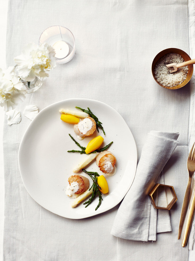 Gebratene Jakobsmuscheln mit weißem Spargel, Kartoffeln und Algen