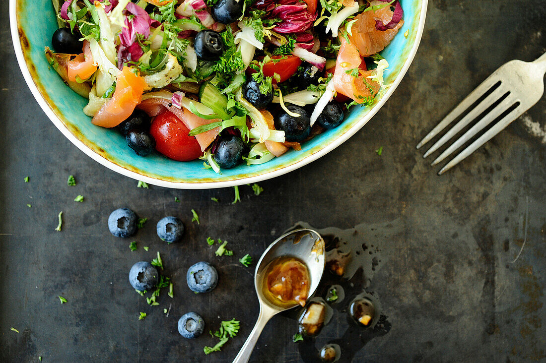 Salad with blueberries, fennel and smoked salmon