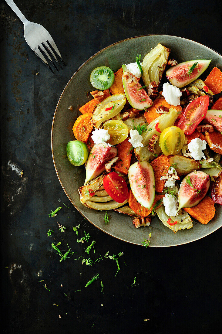 Fig salad with coloured tomatoes and fennel