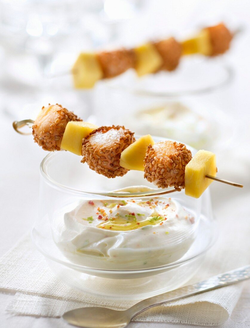 Petoncle scallops coated in sesame seeds and mango brochettes with coconut and lime cream