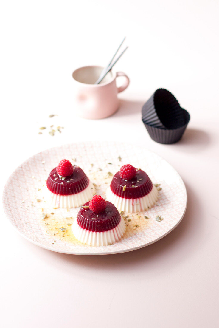 Kleine Mandel-Himbeer-Petit Fours