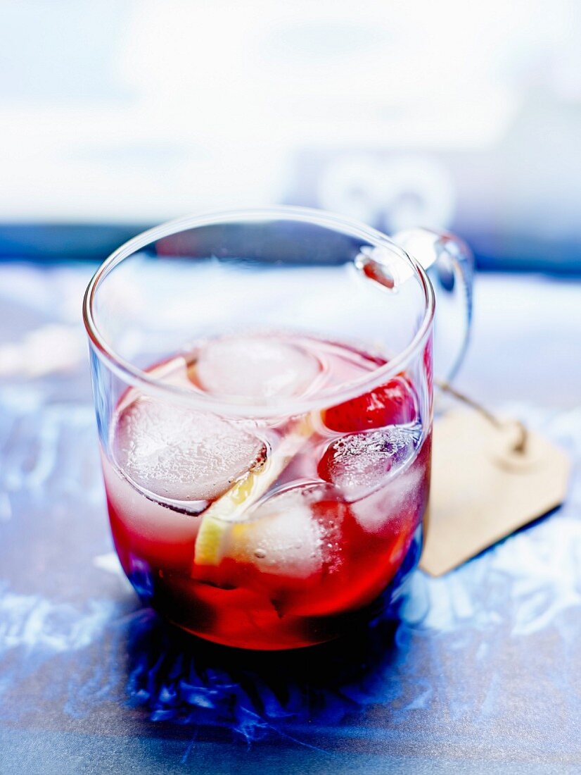 Sangria-Cocktail mit Rum, Hibiskus und Erdbeeren