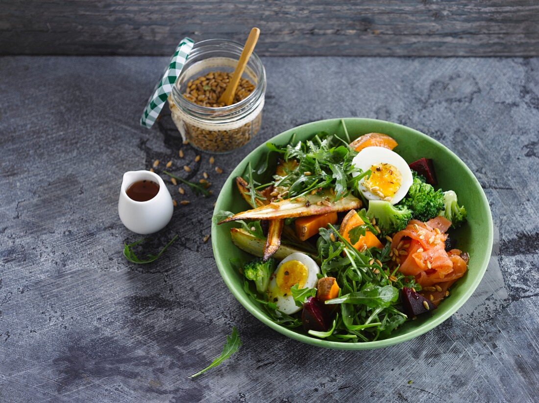Salat mit Rucola, Brokkoli, Süsskartoffeln, Roter Bete und Räucherlachs