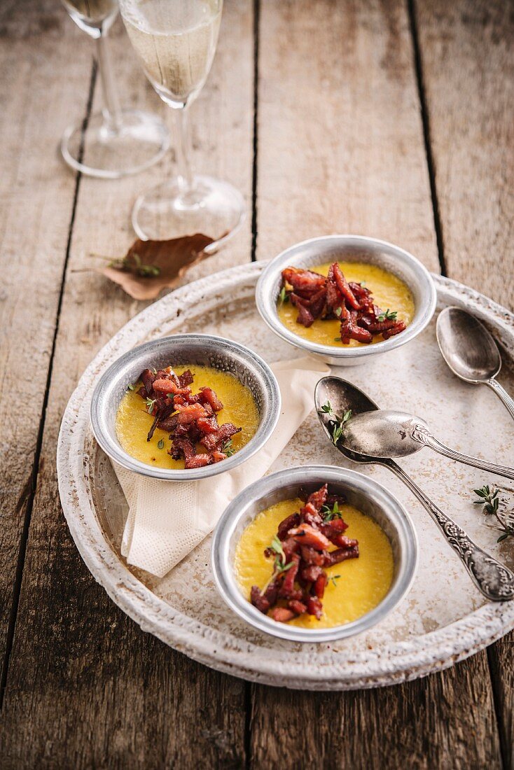 Crème brûlée mit karamellisiertem Putenfleisch