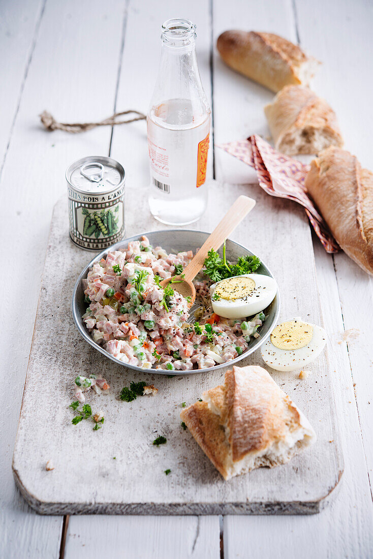 Eiersalat mit Pute, Petersilie und Erbsen