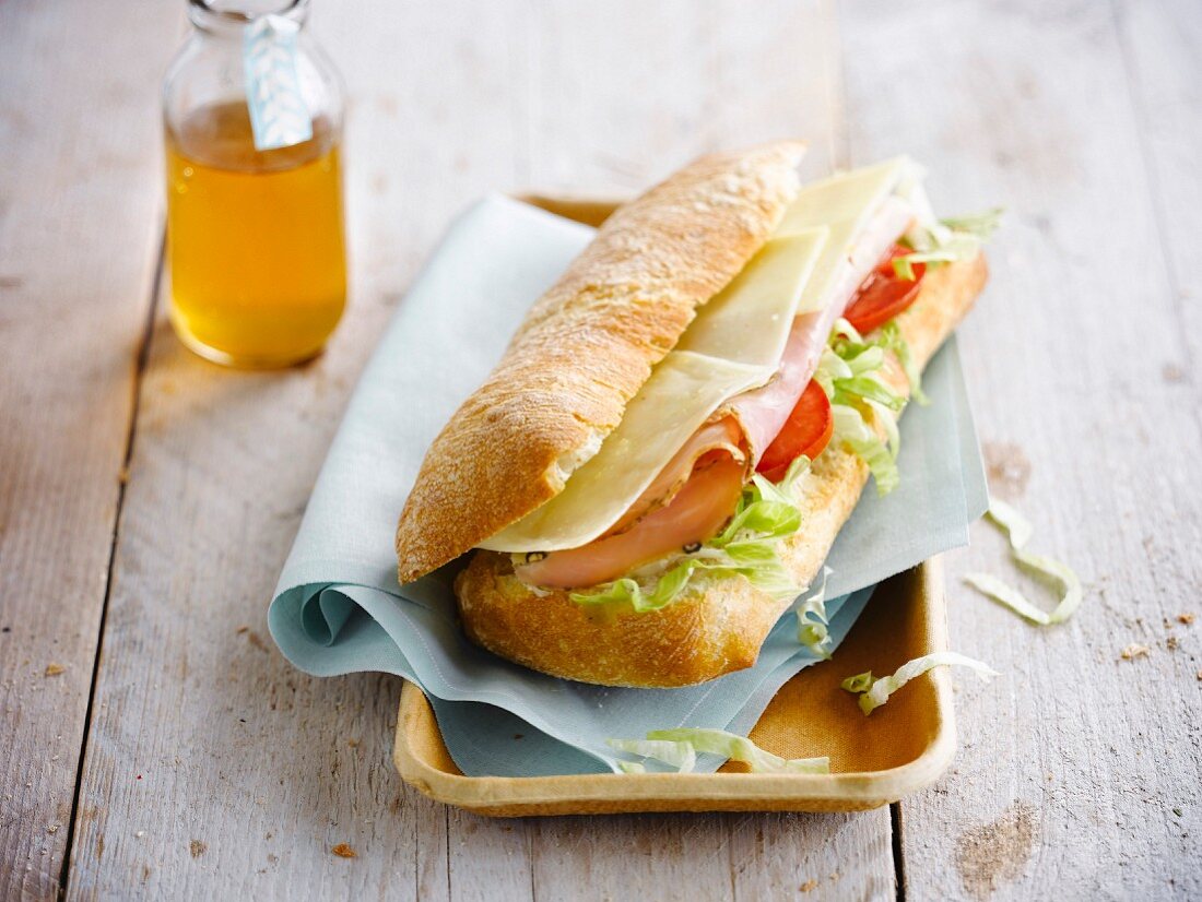 Ciabatta-Sandwich mit geräucherter Pute, Käse und Rohkost